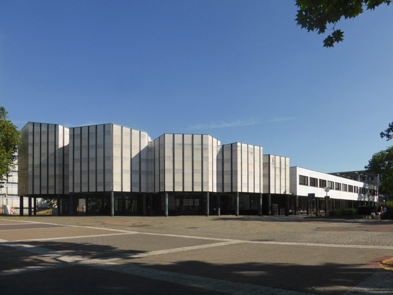 Alvar-Aalto-Kulturhaus in Wolfsburg Moderne Architektur mit gestapelten, kubischen Formen und Freifläche im Vordergrund.