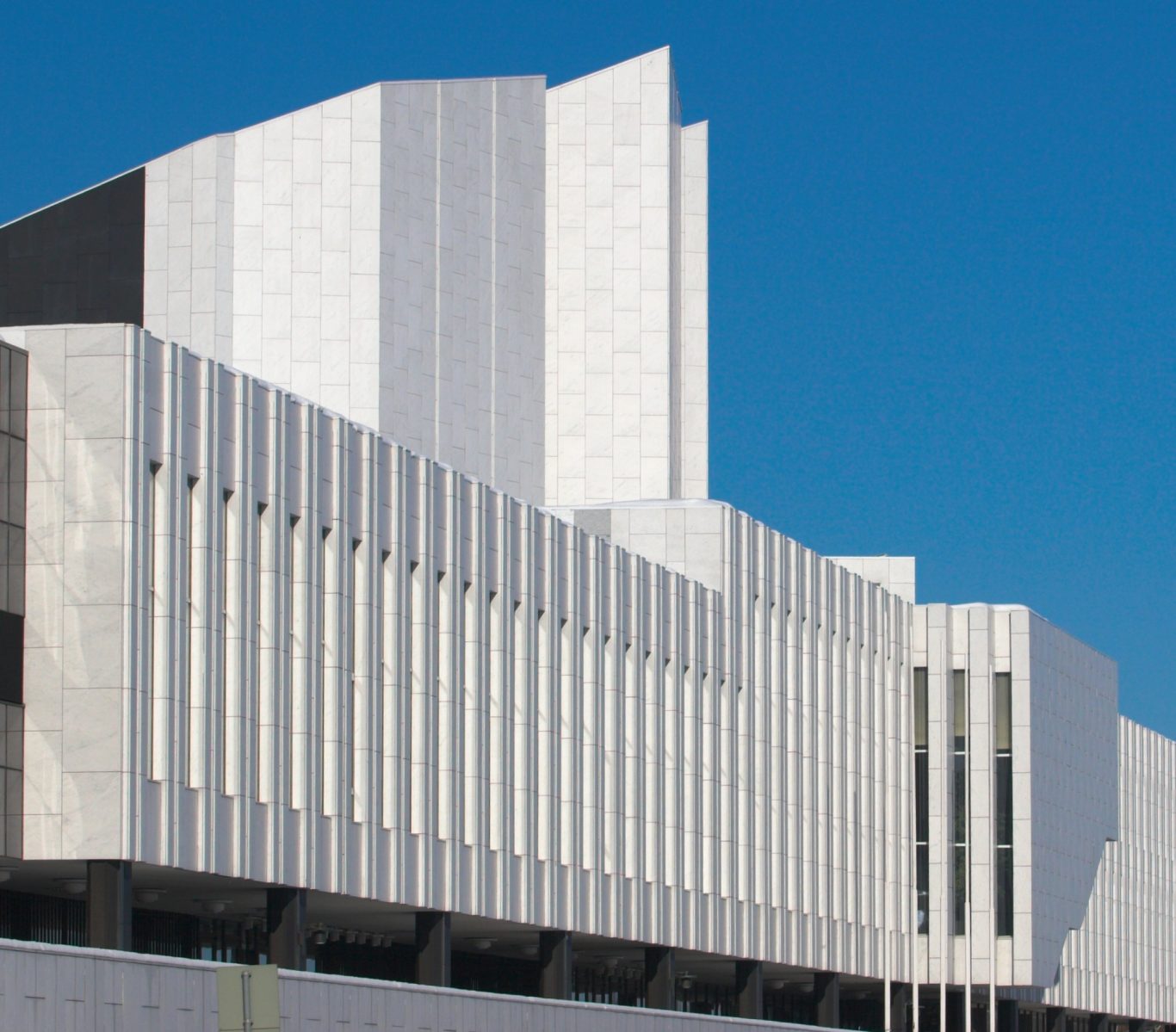 Finlandia Hall in Helsinki, Finnland Moderne Architektur mit klaren Linien und unterschiedlichen Höhen.